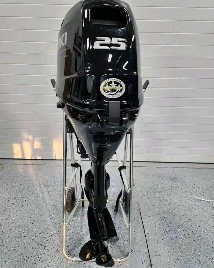 Suzuki 25HP compact outboard